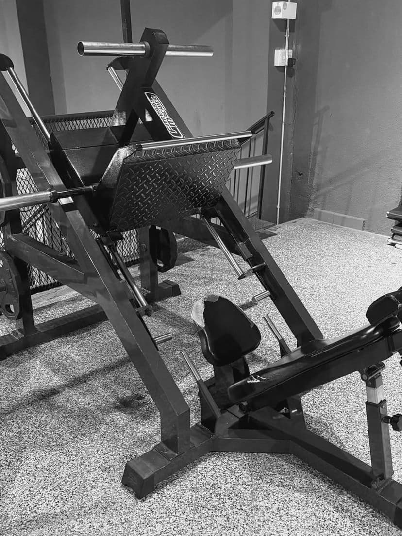 Prensa 45° de la planta alta: carro inclinado con plataforma de chapa para los pies y asiento acolchado.